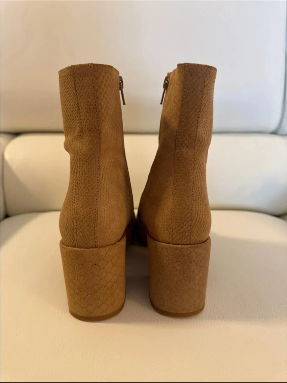 FREE PEOPLE WOMEN’S TAN SUEDE BLOCK HEEL ANKLE BOOTS